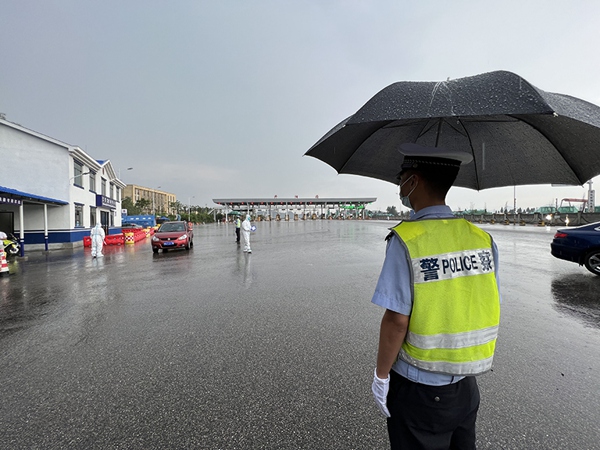 开阳县硒城街道境内的贵遵复线西出口收费站，工作人员24小时值守，重点查验进出车辆“两码一核”。