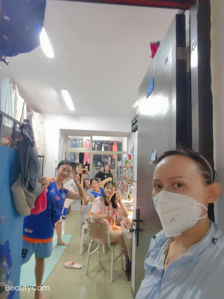 劉笑玲在寢室外與學生交流談心。