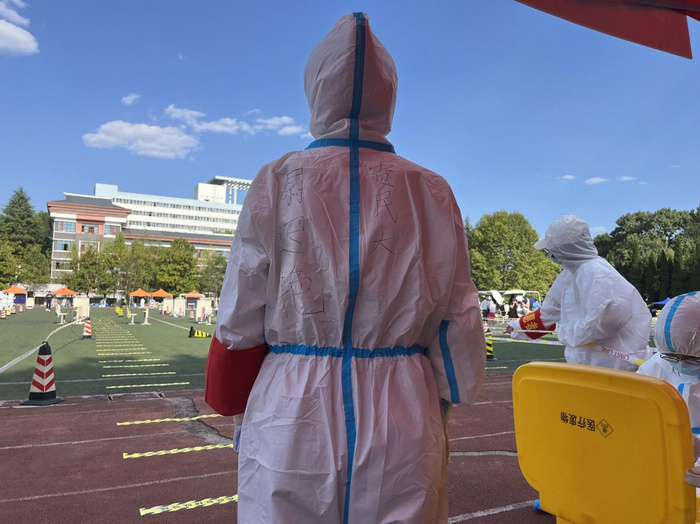 尉遲艷作為點位長組織學生有序開展核酸檢測。