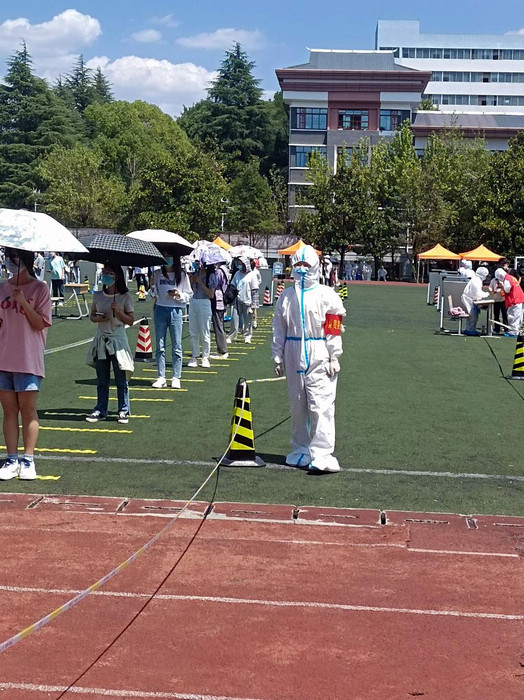 尉遲艷作為點位長組織學生有序開展核酸檢測。