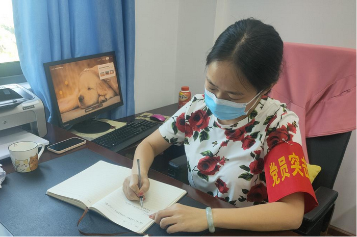 徐佳正在一一記錄學生反饋的上網課相關意見。