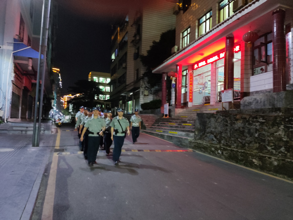 2-图为锦屏县公安局开展夏季治安打击整治“百日行动”。