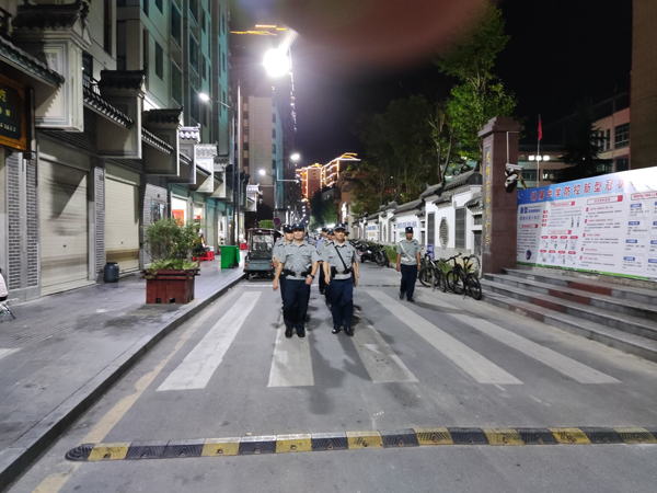 5  图为锦屏县公安局开展夏季治安打击整治“百日行动”。