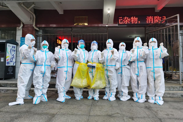 入驻艺术公寓的七名老师与医护人员合影。