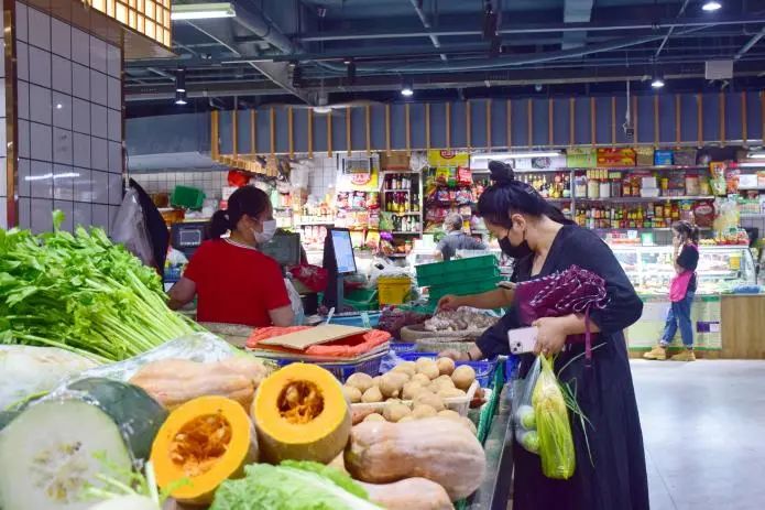 市民在農貿市場內選購商品。