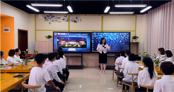 楊穎正在給學生們上課。
