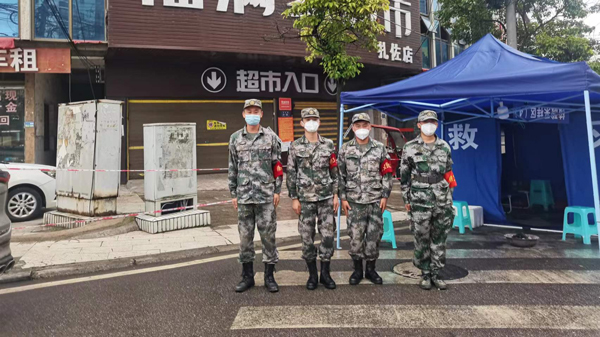 在紫竹广场卡点，民兵积极参与到核酸检测点第一关卡。黄承芬摄