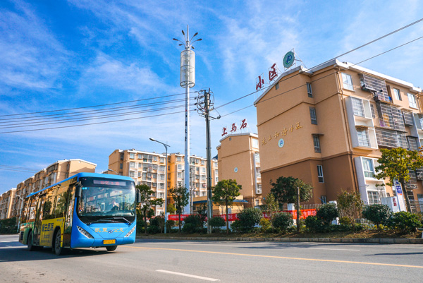 新能源公交車開進凱裡市移民安置點。