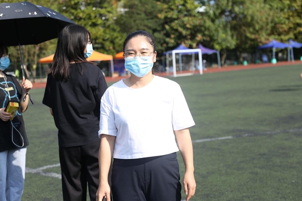 2陳丹組織學生們有序進行核酸檢測