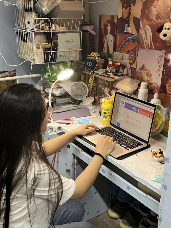 3陳丹在學生宿舍進行線上授課