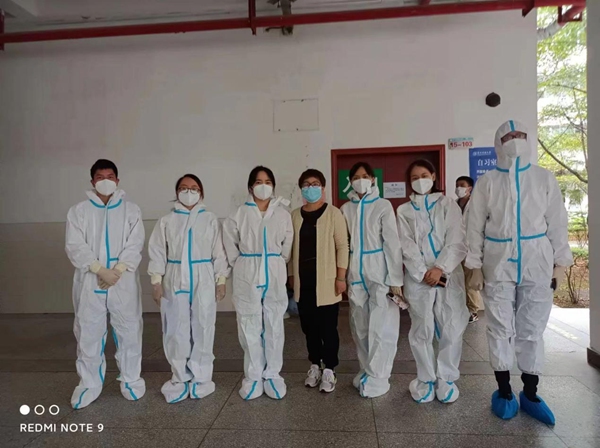 2劉麗仙與同事們的合影