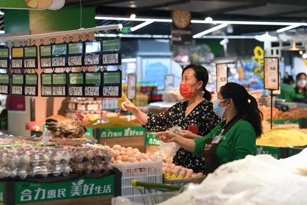 居民在惠民生鮮合力超市南浦路店選購商品3