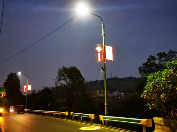 在沙土镇敦华社区，明亮的路灯照亮的社区居民回家的路