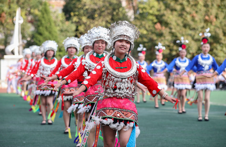 9月27日，盛裝打扮的學生在參加校園“錦雞操”比賽。