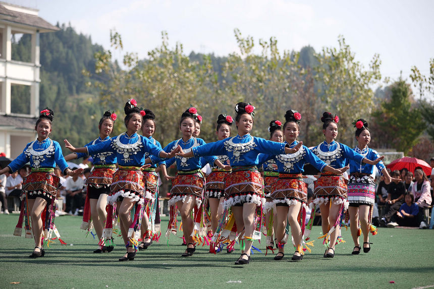 9月27日，盛装打扮的学生在参加校园“锦鸡操”比赛。