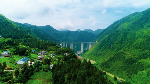 5 图为一条脱贫致富路、生态环保路、幸福小康路的——正习高速公路。中建国际投资贵州有限公司供图