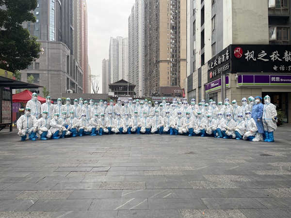 贵阳市妇幼保健院核酸采样工作人员集体照。