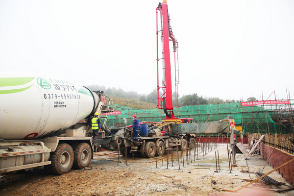 威宁自治县洛泽河提水工程二级泵站建设施工现场。