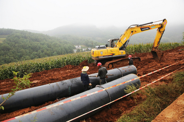 威宁自治县洛泽河提水工程输水管道铺设施工现场。