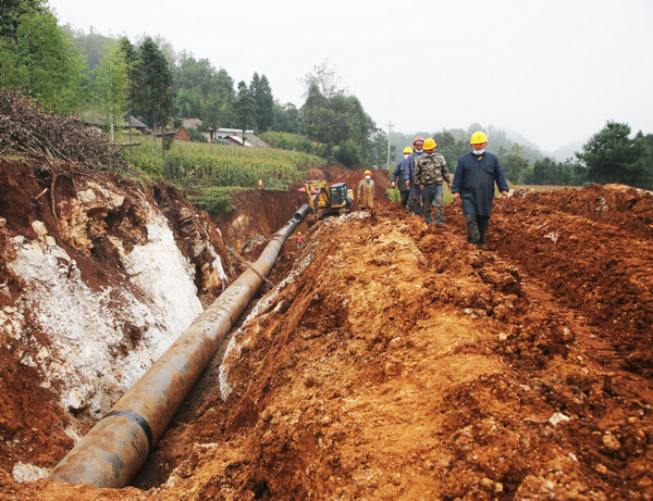 威宁自治县洛泽河提水工程输水管道铺设施工现场。