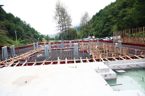 威宁自治县洛泽河提水工程一级泵站建设一角。