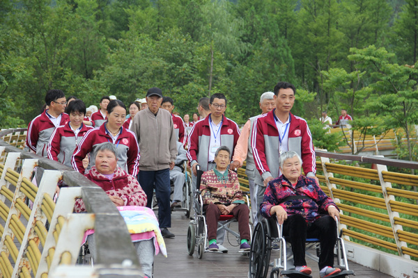 六盤水市社會福利中心帶領老人游覽明湖濕地公園。
