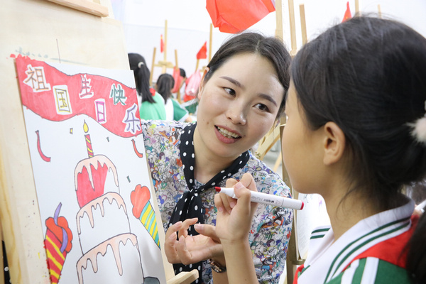 玉屏侗族自治县第二小学美术社团老师正在指导学生画画。