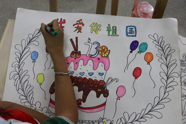 玉屏侗族自治县第二小学美术社团学生正在画画。