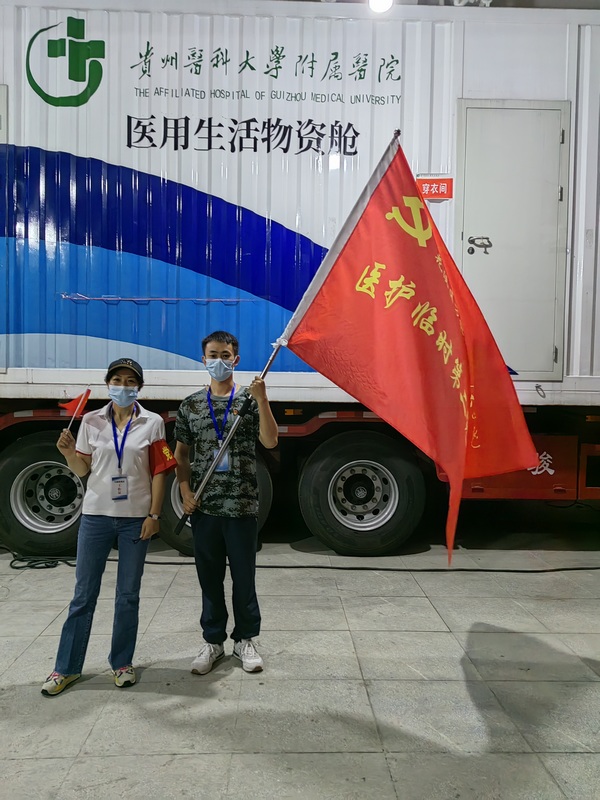 雍紅霞（左）加入黨員志願服務隊臨時黨小組。