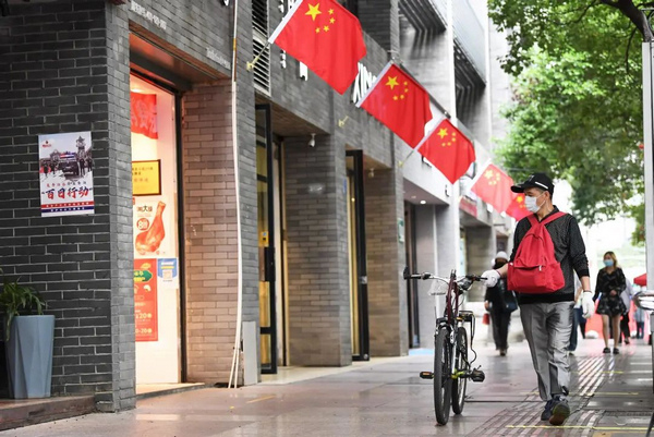 西湖路沿线被鲜艳的五星红旗装扮得格外喜庆。