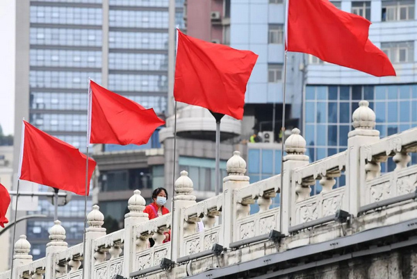 新华路沿线悬挂鲜艳的红旗，迎接即将到来的“十一”国庆节。