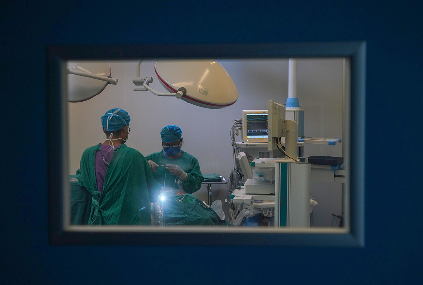 10月1日，貴州省黔東南苗族侗族自治州丹寨縣人民醫院的醫生在手術室為患者做手術。