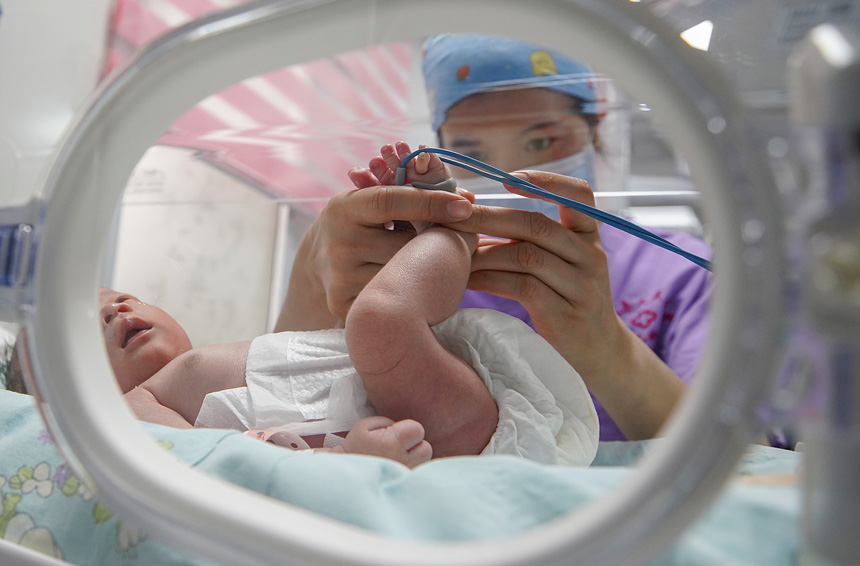 10月1日，貴州省黔東南苗族侗族自治州丹寨縣人民醫院新生兒科的護士在護理新生兒。