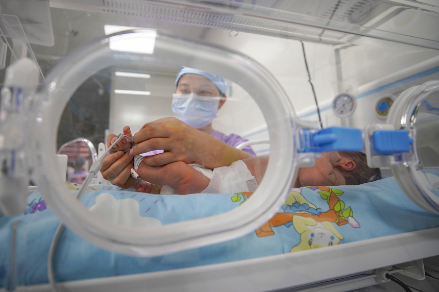 10月1日，贵州省黔东南苗族侗族自治州丹寨县人民医院新生儿科的护士在护理新生儿。