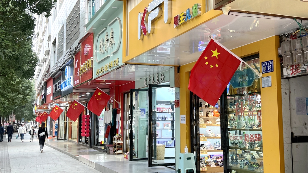修文城區商鋪門頭上已挂上國旗。劉珊珊攝