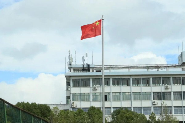 国庆节当天校园里迎风飘扬的国旗。