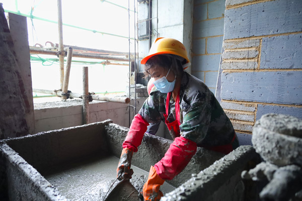 建设工人在新建威宁民族中学项目点施工。马召凤摄