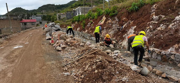 1 圖為10月2日，安龍縣海子至洒雨農村道路項目邊溝砌筑施工。