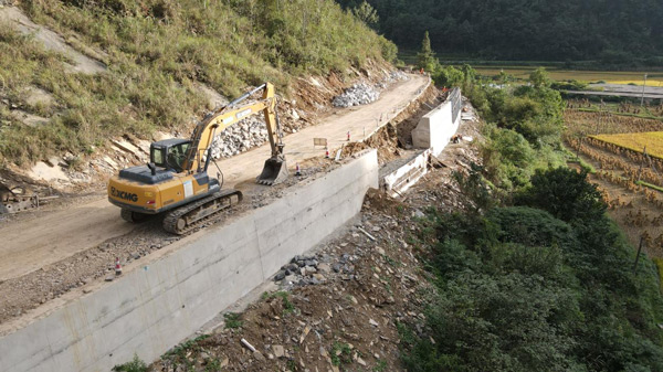 圖為10月2日，西秀區新場至岩臘農村道路左側衡重式C20片石砼擋牆施工。