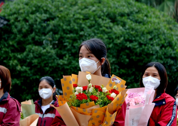 2022年10月6日，驰援纳雍抗疫医疗队队员参加欢送仪式。