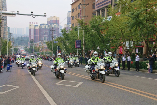 2022年10月6日，纳雍铁骑为返程驰援纳雍抗疫医疗队开道。