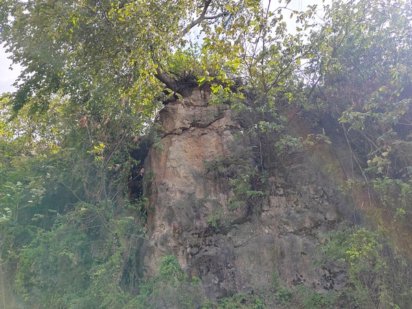 G321线大方县东关乡龙泉村存在隐患的土石。