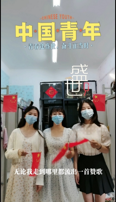 “我和国旗合张影·万人同唱一首歌”。