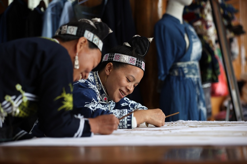 10月7日，苗族妇女正在绘制蜡染。