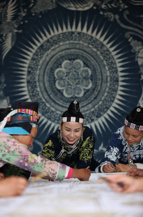 10月7日，苗族婦女正在繪制蠟染。