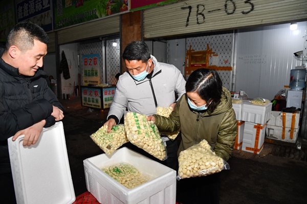 3 黃瓊琴夫婦採購制作辣椒醬的原材料大蒜（資料圖）