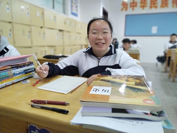 历经一段时间的居家线上学习，回到校园的孩子们格外欣喜。