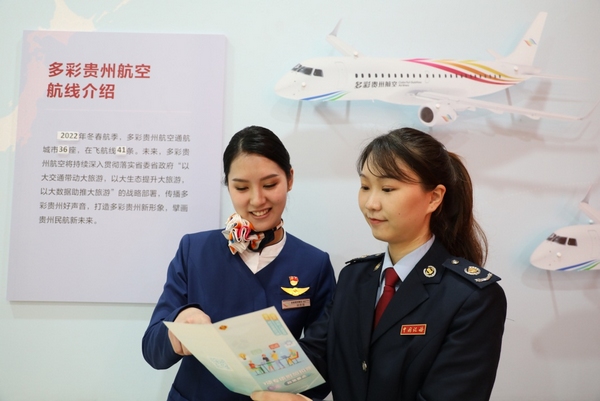 雙龍稅務干部向多彩貴州航空職員講解稅費知識。