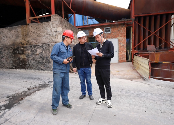 工作人员对贵州玉屏有色冶金集团宏森工贸有限公司依据限期整改文书进行检查。