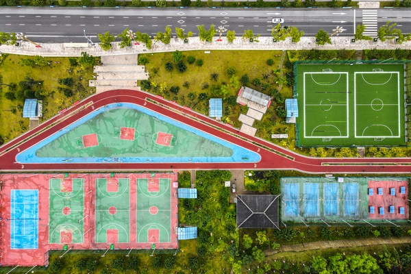 南山公園全民健身廣場體育健身設施。陳曦攝
